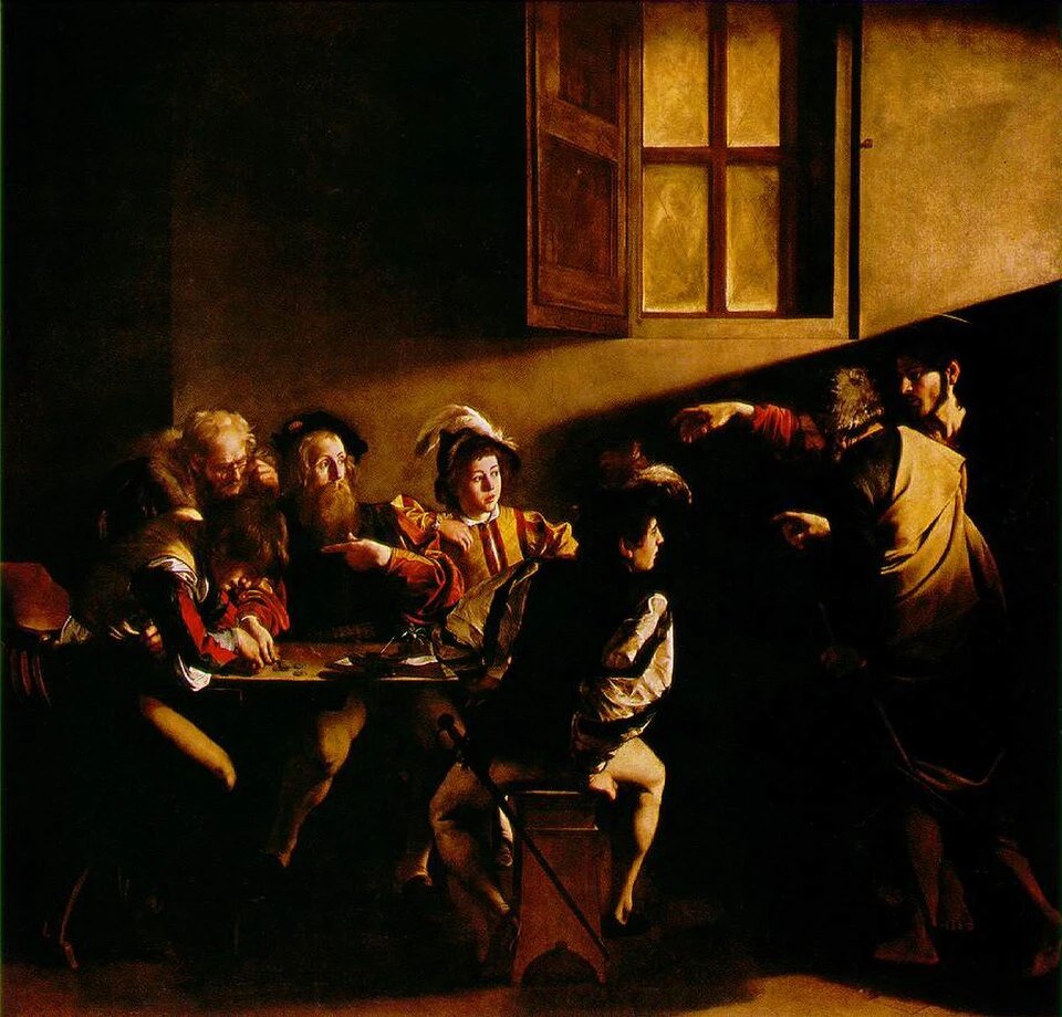 La Vocation de saint Matthieu, Caravage : des hommes comptent de l'argent autour d'une table, un rai de lumière désigne Matthieu